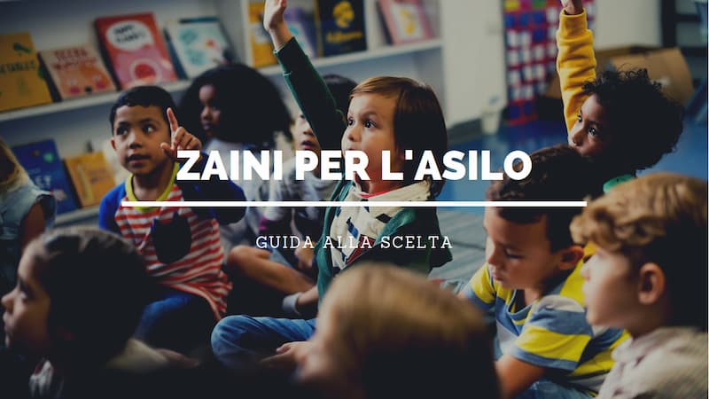 Fotografia di bambini dell'asilo seduti con alcuni che alzano la mano e con scritta in sovrimpressione "Zaini per l'asilo: Guida alla scelta"