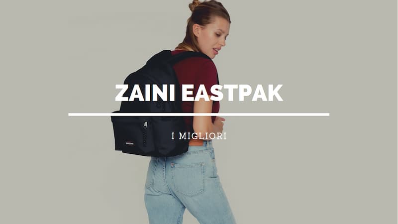 Fotografia di una ragazza di spalle con maglia rossa e jeans con uno zaino nero Eastpak sulle spalle. La ragazza è su uno sfondo bianco